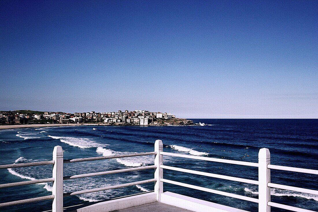 Bondi Beach gesehen von einem Balkon, Sydney, New South Wales, Australien