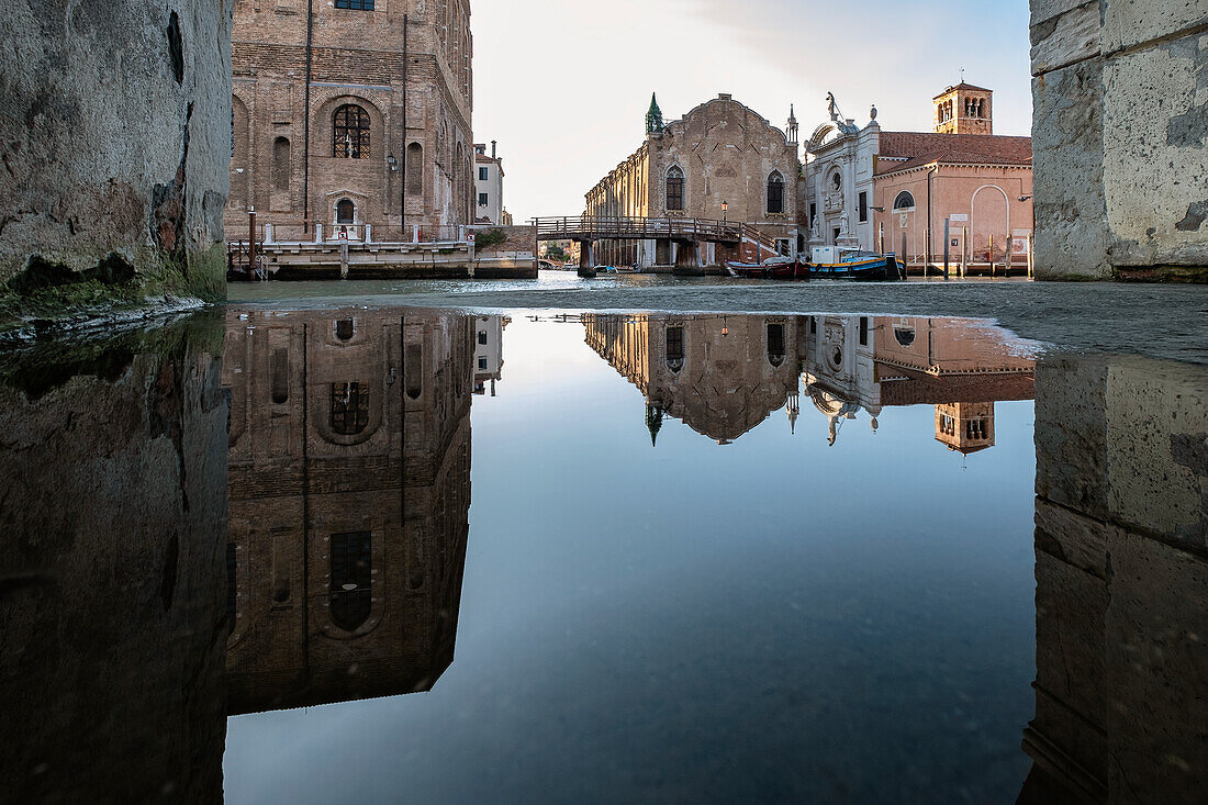 Blick auf die Scuola della Misericordia in Cannaregio, Venedig, Venezia, Venetien, Italien, Europa