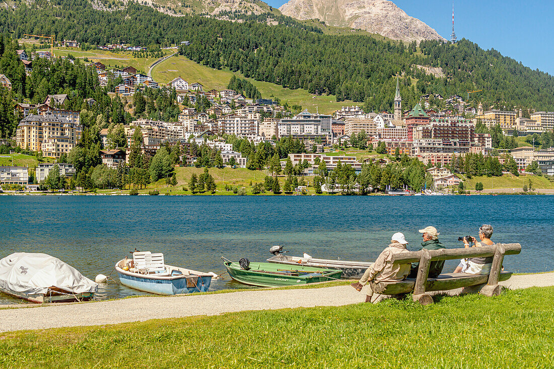 Touristen geniessen die Sonne am St. Moritzer See im Frühling, Oberengadin, Graubünden, Schweiz
