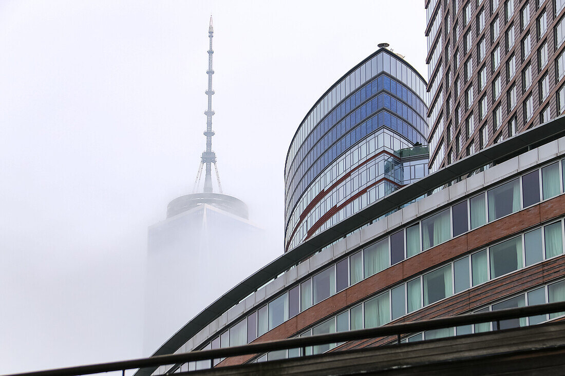 Das One World Trade Center in Manhattan ist nur wenig aus dem Nebel zu sehen