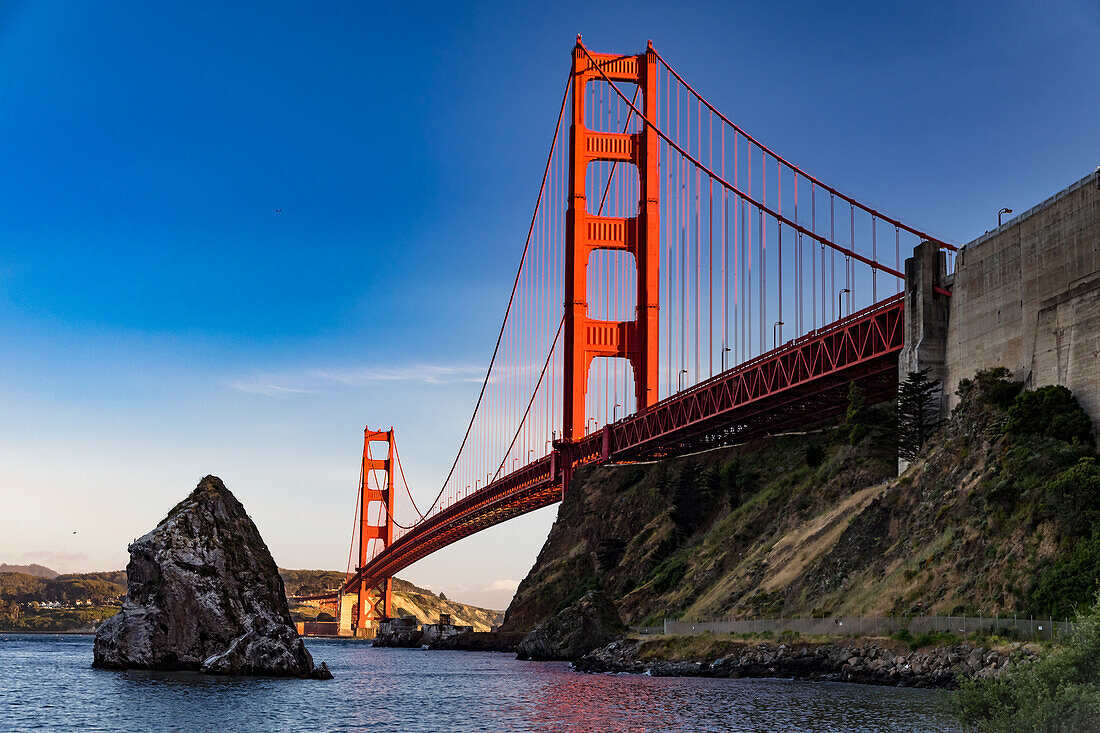 The Golden Gate Bridge in the metropolis of San Francisco is one of the landmarks of the USA
