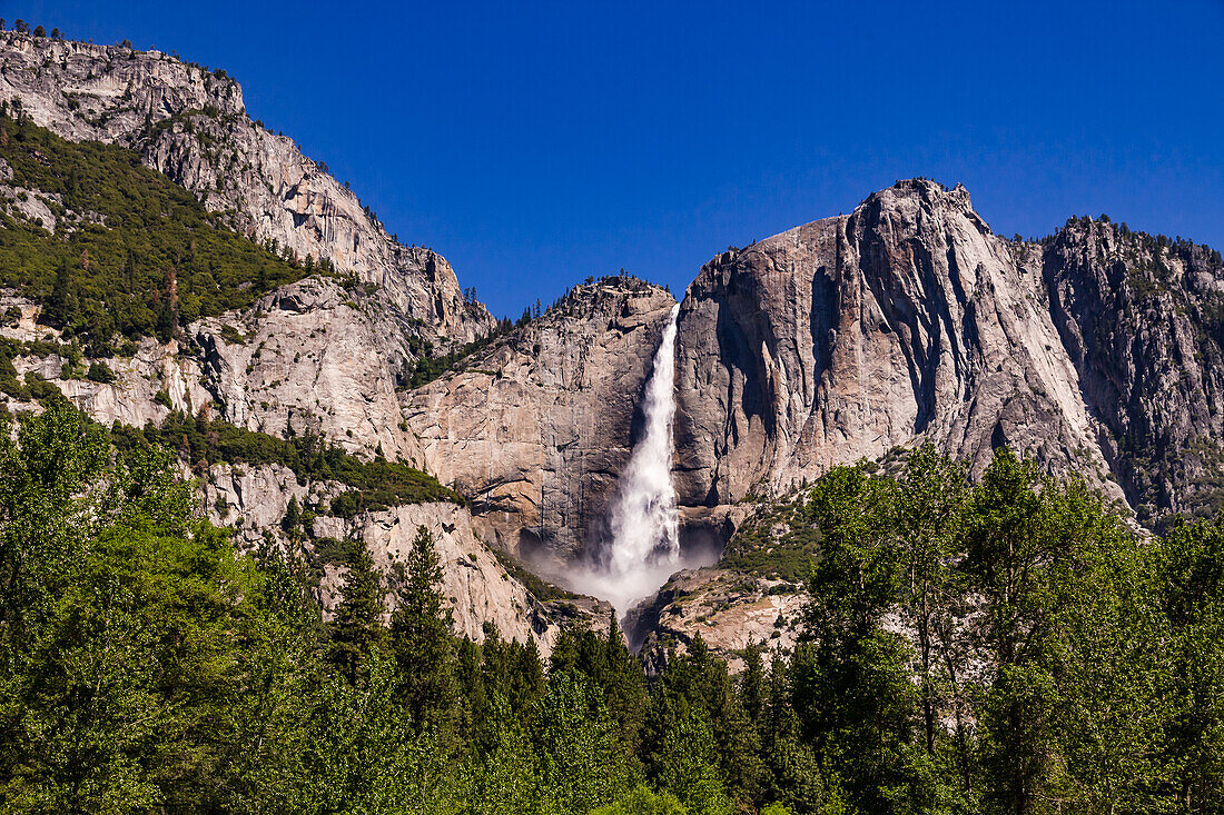 The Yosemite Falls in the national park of the same name in California show up here with the Yosemite Creek, which forms the Upper Falls here