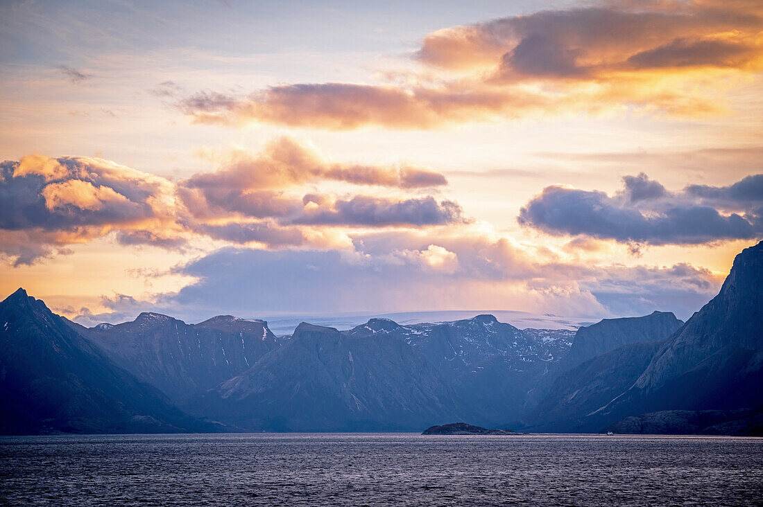 Bergformationen in Nordland, Norwegen, Hurtigrute, Europa