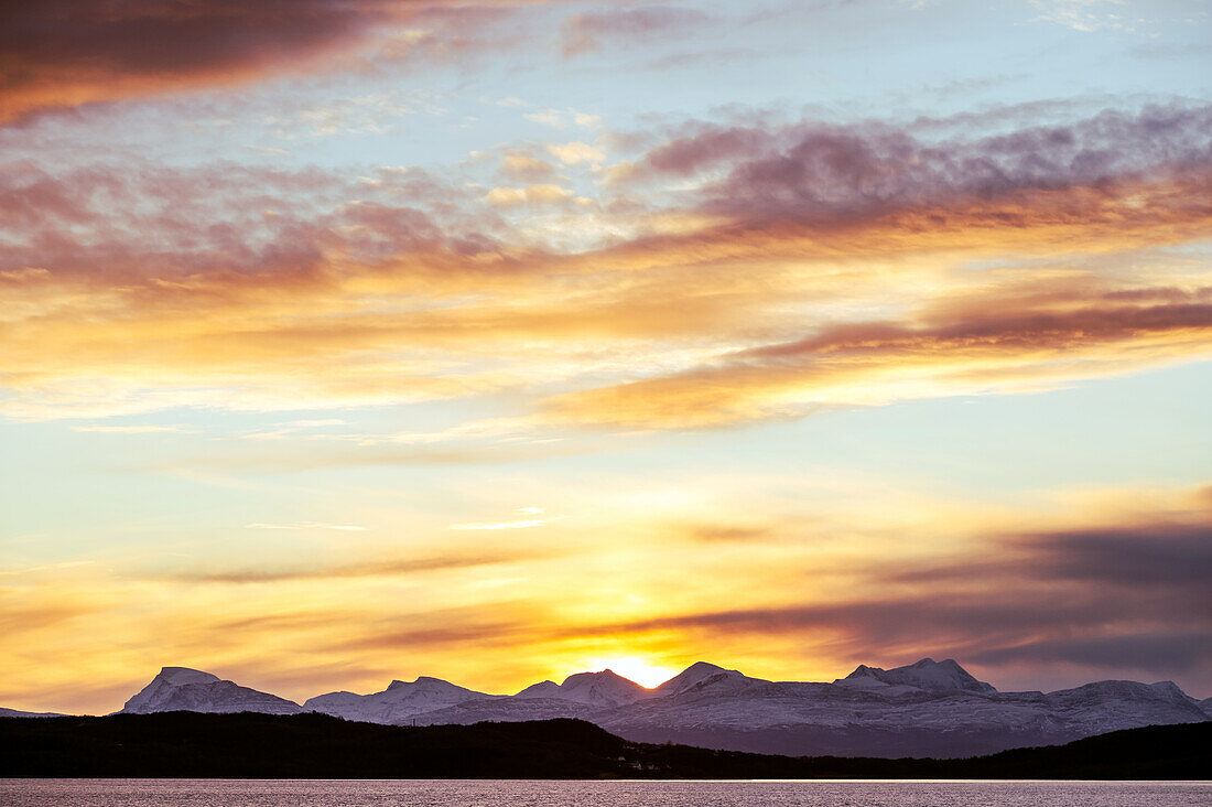 Küstenlandschaft in der Morgendämmerung bei Risöyhamn, Nordland, Norwegen, Europa
