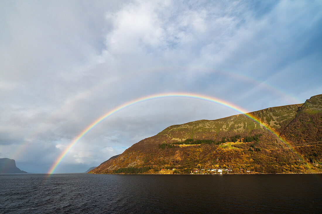 Regenbogen über Sula, Moere und Romsdal, Hurtigrute, Norwegen, Europa