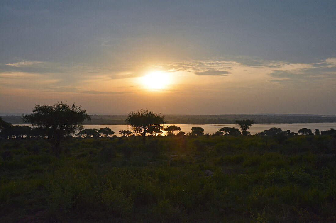 Uganda; Northern Region; Murchison Falls Nationalpark; Blick auf den Weißen Nil bei Sonnenuntergang von der Pakuba Lodge