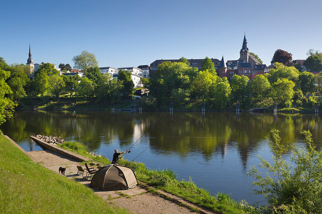 Angler am Ufer der Ruhr, Essen-Kettwig, Ruhr, Nordrhein-Westfalen, Deutschland