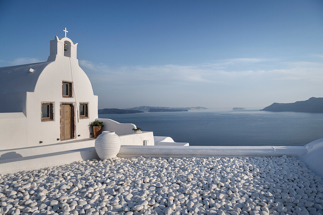 Kapelle mit Blick auf Caldera, Oia, Santorini, Santorin, Kykladen, Ägäisches Meer, Mittelmeer, Griechenland, Europa