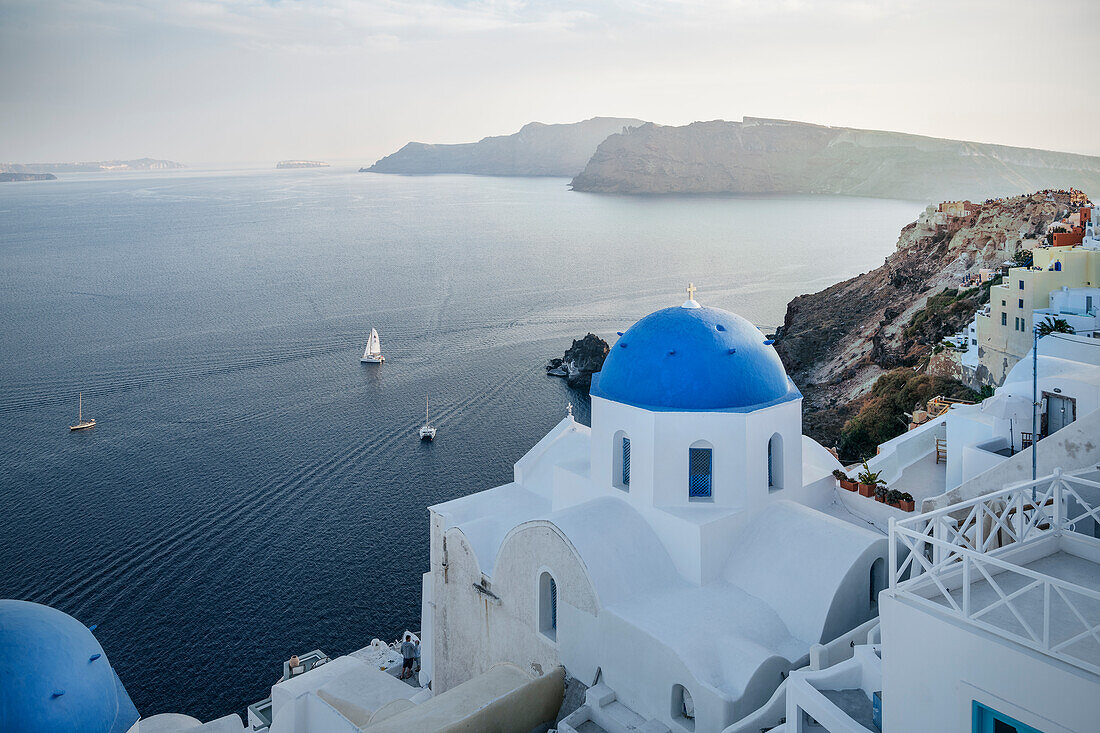 Blaue Kuppel der Griechisch-orthodoxen Kirche, Blick auf Caldera, Oia, Santorini, Santorin, Kykladen, Ägäisches Meer, Mittelmeer, Griechenland, Europa