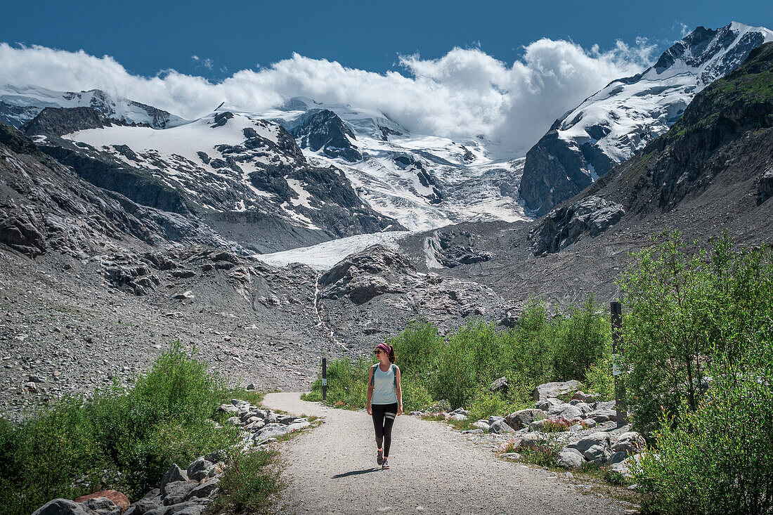 Frau wandert am Morteratsch Gletscher im Engadin in den Schweizer Alpen im Sommer\n