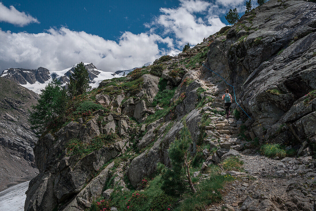 Frau wandert auf Weg am Morteratsch Gletscher im Engadin in den Schweizer Alpen im Sommer\n