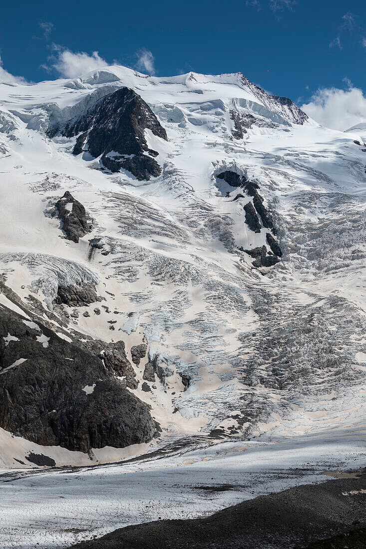 Gletscherzunge des Morteratsch Gletscher im Engadin in den Schweizer Alpen im Sommer\n