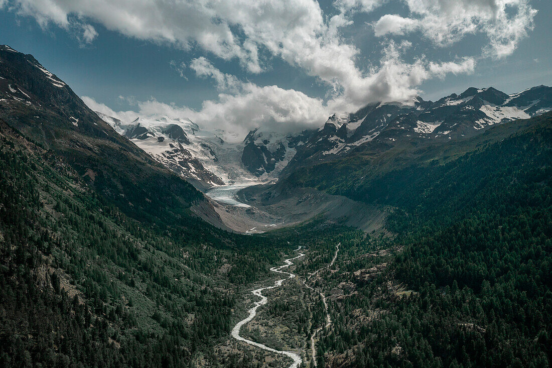 Gletschertal mit Fluss am Morteratsch Gletscher im Engadin in den Schweizer Alpen im Sommer von oben\n