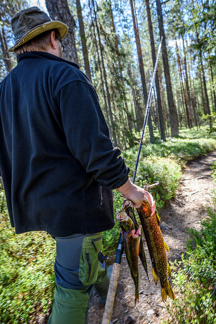 Angler auf dem Wanderweg Bärenkreis, Finnland