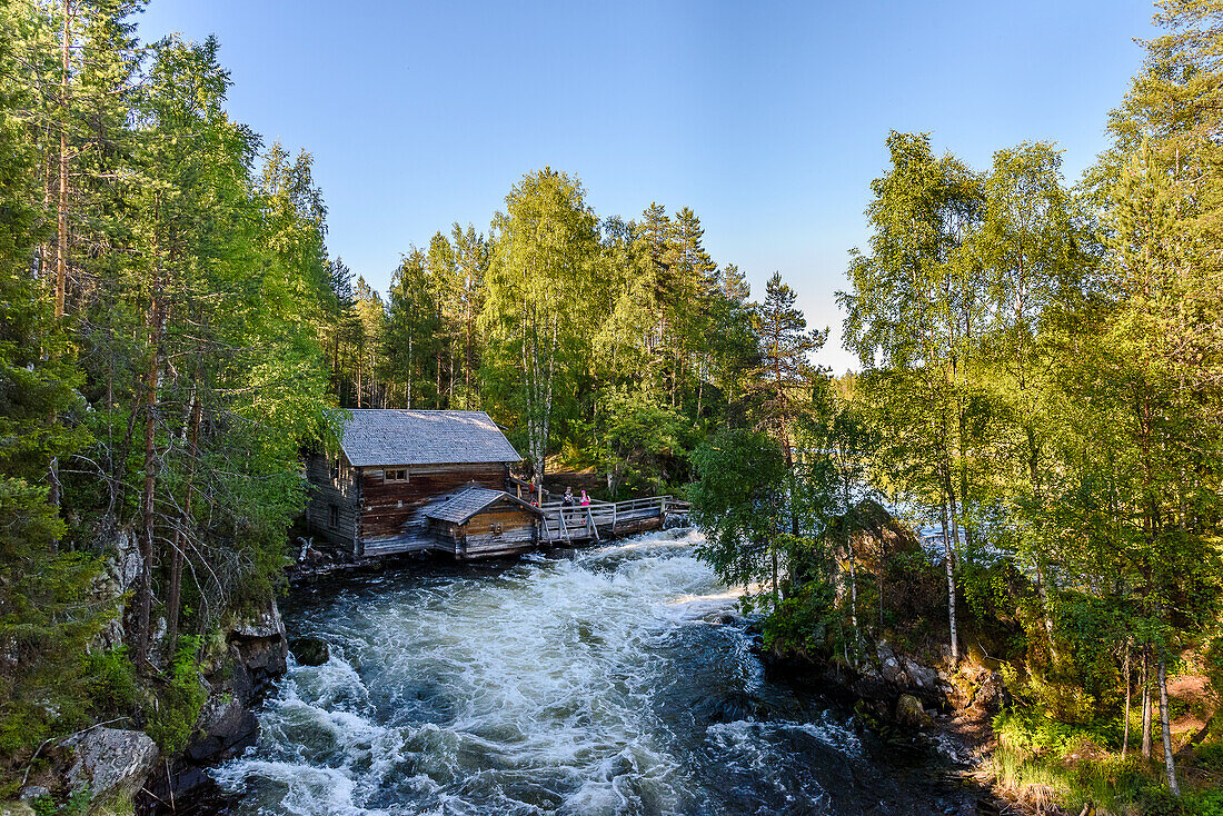 Mylykoski Wassermühle mit Wasserfall, Bilder vom Wanderweg Bärenkreis, Finnland