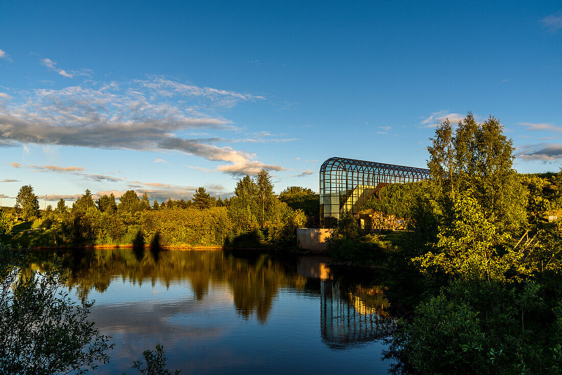 Glasgewölbe des Arktikum, Museum im Zentrum von Rovaniemi, Finnland.