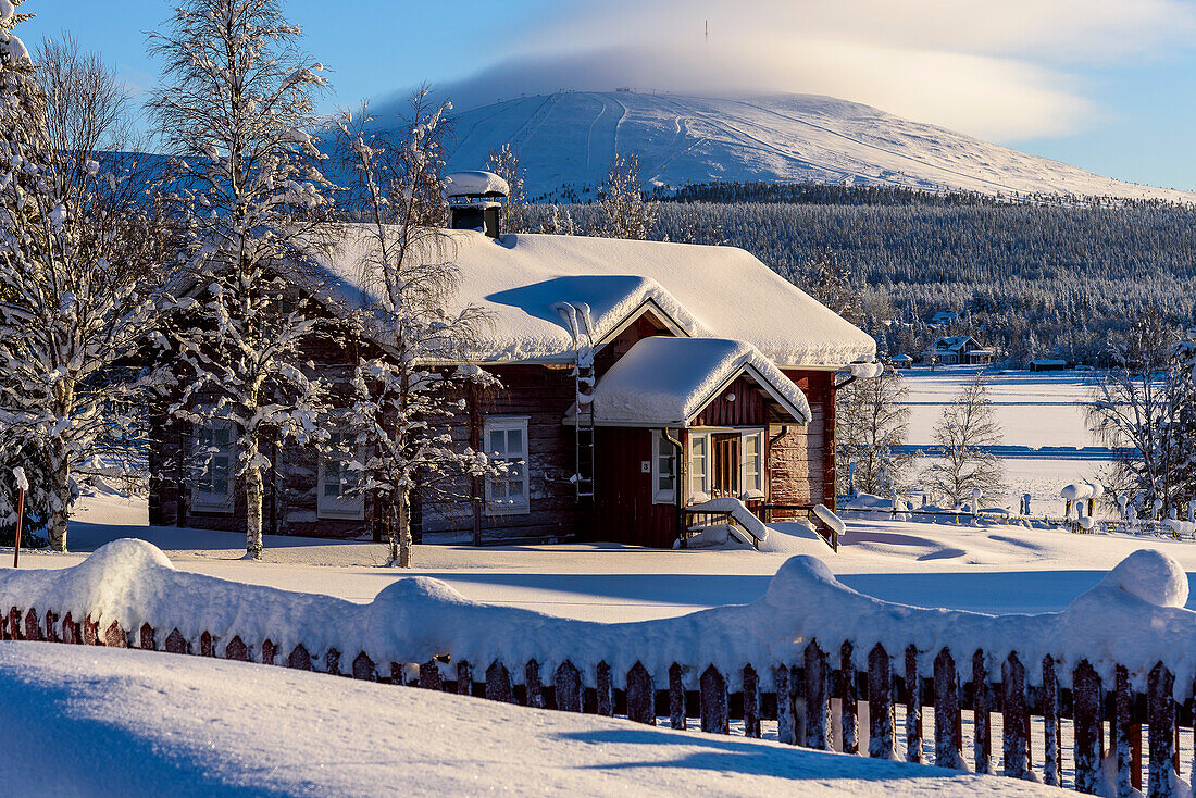 Verschneites Holzhaus, Landschaft bei Äkäslompolo,, Äkäslompolo, Finnland
