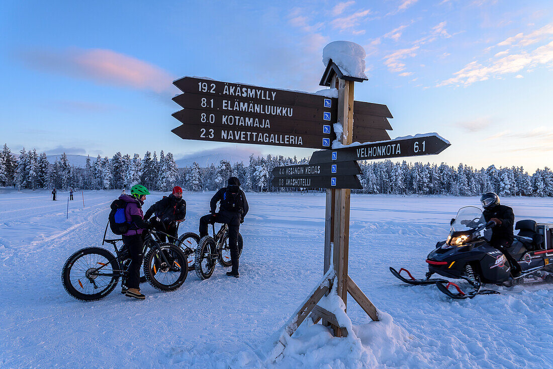 Landschaft bei Äkäslompolo, Fatbikes mit Wegweiser, Äkäslompolo, Finnland