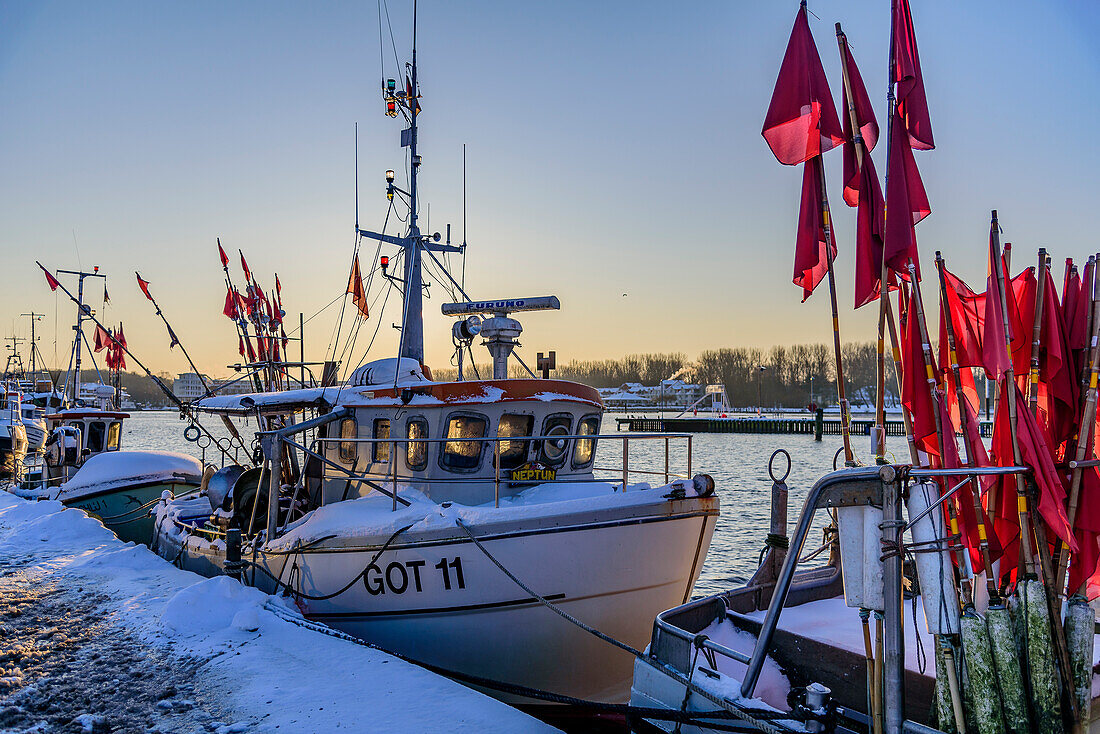 Kleine Fischerboote im Hafen von Niendorf, Lübecker Bucht, Schleswig Holstein, Deutschland