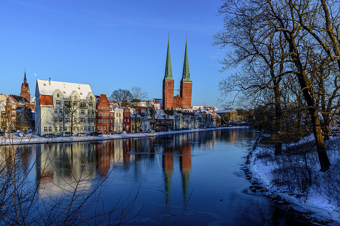 Blick auf den Dom an der Obertrave, Lübeck, Lübecker Bucht, Schleswig Holstein, Deutschland