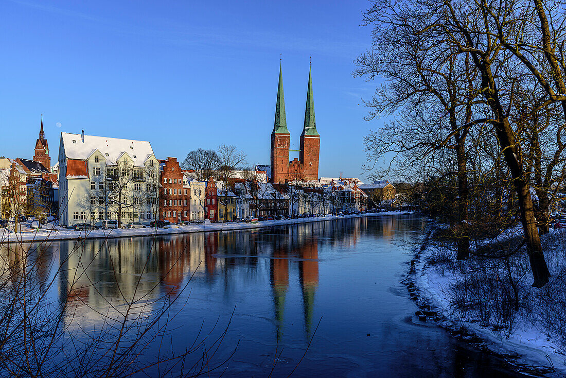 View of the cathedral on the Obertrave, Lübeck, Bay of Lübeck, Schleswig Holstein, Germany
