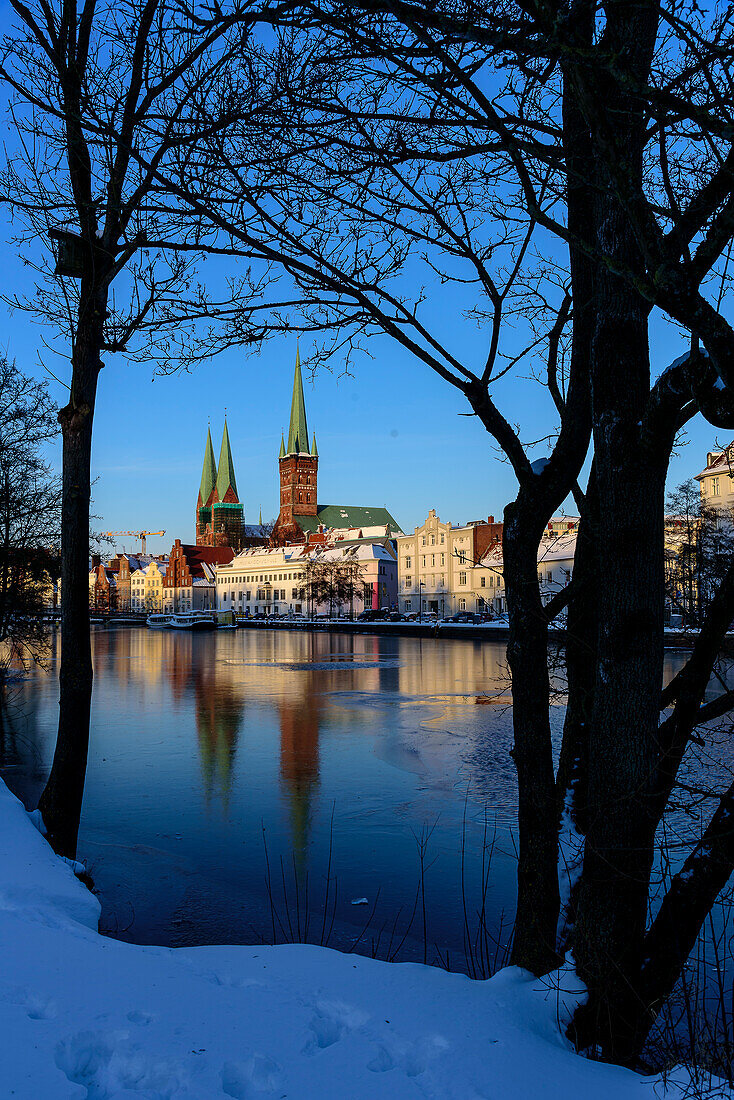 View of the cathedral on the Obertrave, Lübeck, Bay of Lübeck, Schleswig Holstein, Germany