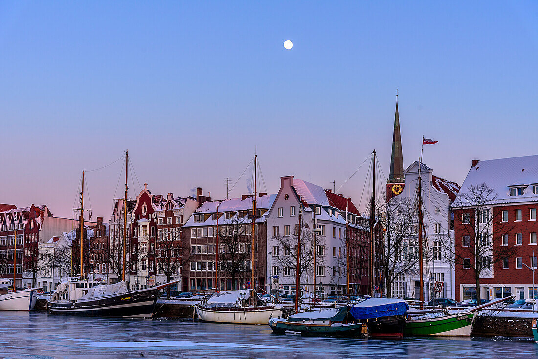 Vereiste Segelschiffe an der Obertrave, Blick auf St. Jakobi Kirche, Lübeck, Lübecker Bucht, Schleswig Holstein, Deutschland