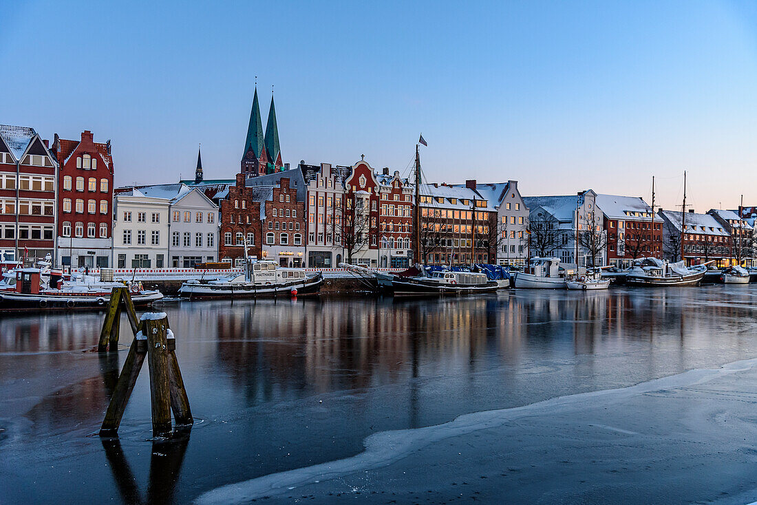 Iced ships on the Obertrave, in the background St. Mary's Church, Lübeck, Bay of Lübeck, Schleswig Holstein, Germany