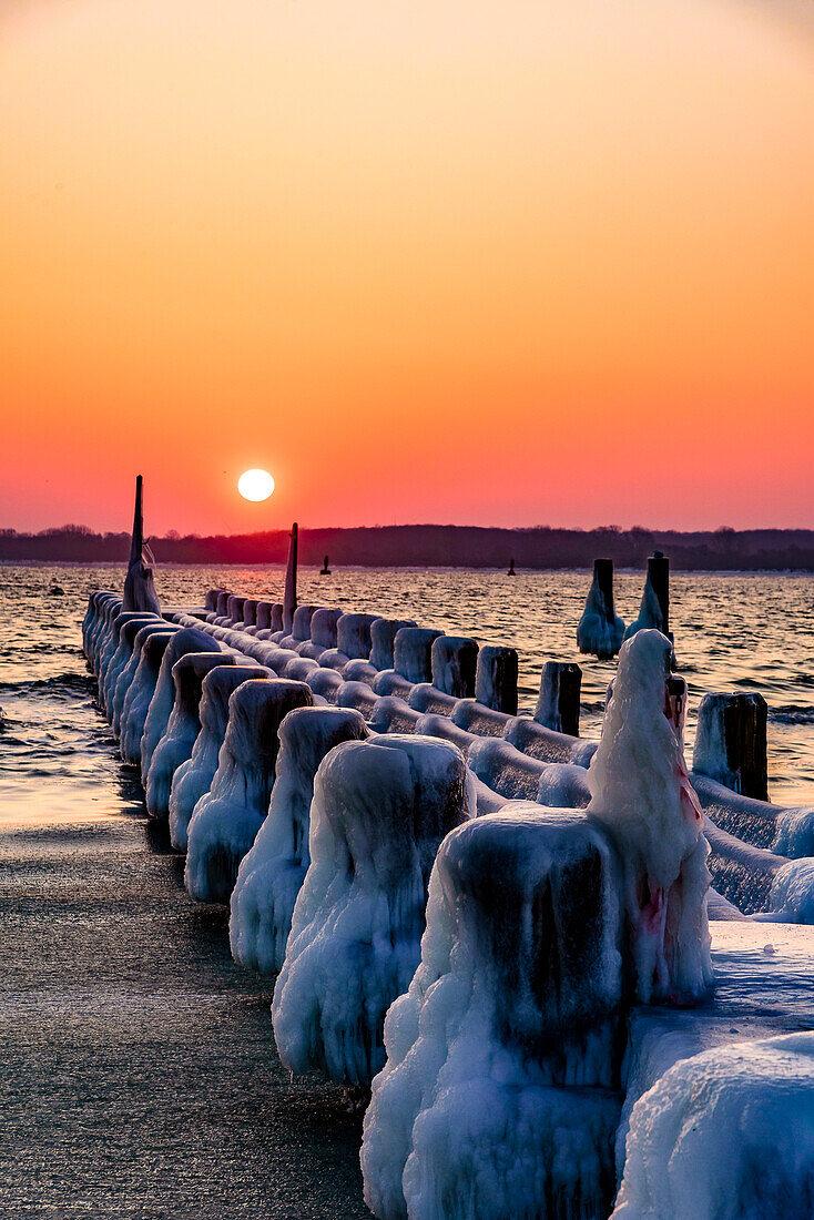 Vereiste alte Holzseebrücke am Strand, Travemünde, Lübecker Bucht, Schleswig Holstein, Deutschland