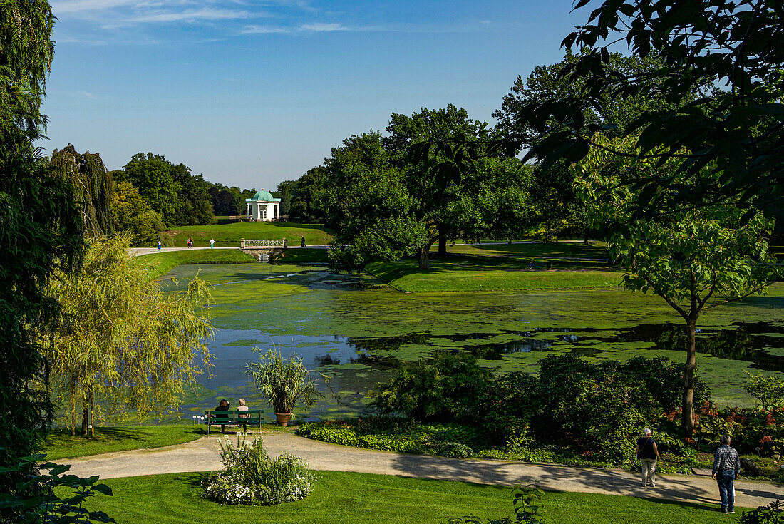 Blick von einer Aussichtsbank auf der Blumeninsel Siebenbergen zur Schwaneninsel, Karlsaue in Kassel, Hessen, Deutschland