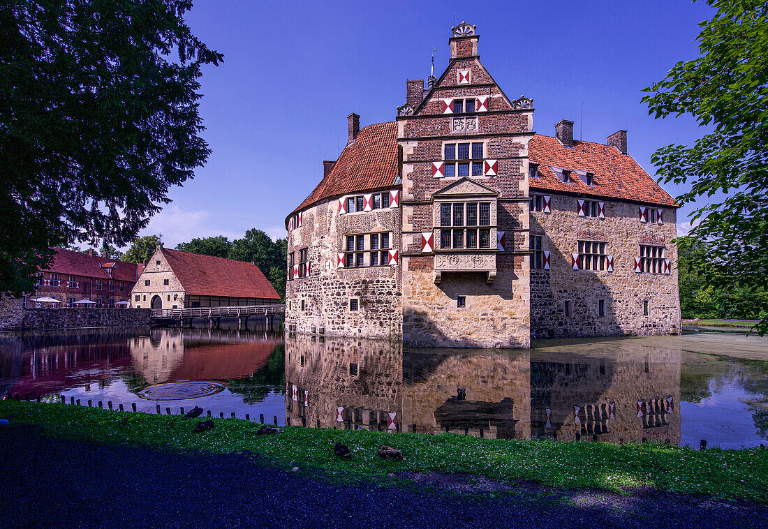 Vischering moated castle with farm buildings in summer, Lüdinghausen, Coesfeld district, Münsterland, North Rhine-Westphalia, Germany