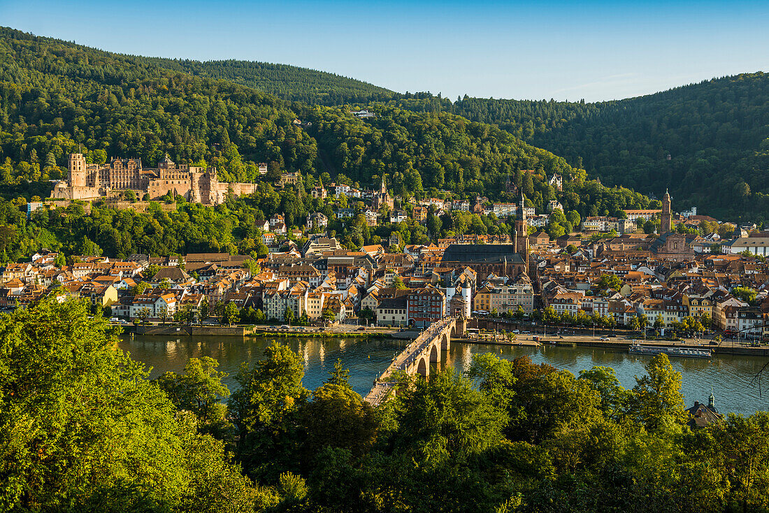 Alte Brücke über den Neckar mit Schloss und Altstadt, Heidelberg, Baden-Württemberg, Deutschland