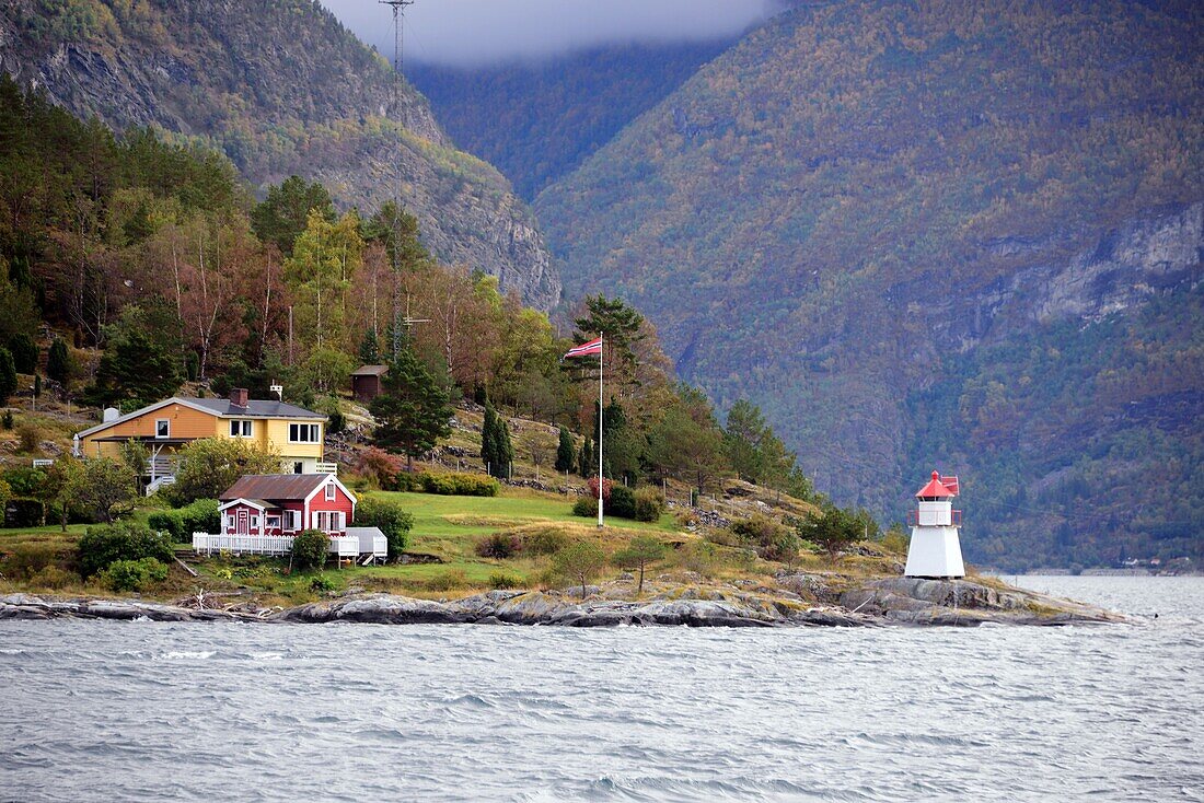 An der Fähre bei Laerdal, Laerdalsfjord, Norwegen