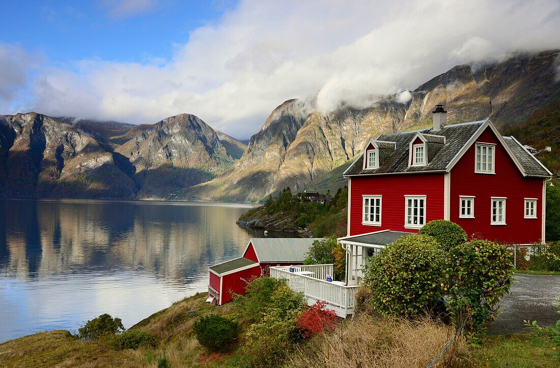 Am Aurlands-Fjord bei Aurlandvagen, Norwegen