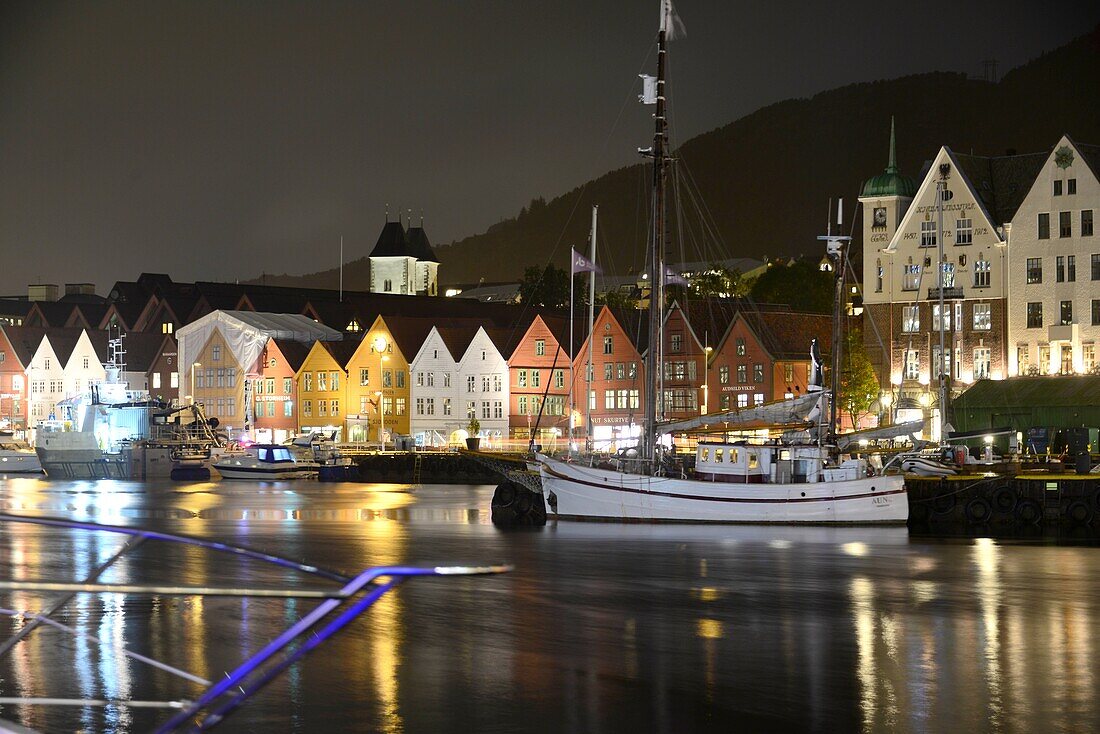 Im Hafen Vagen mit Bryggen, Bergen, Norwegen