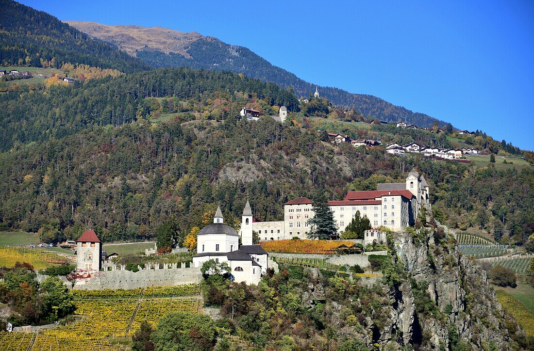 Klausen mit Kloster Säben, Eisacktal, Südtirol, Italien