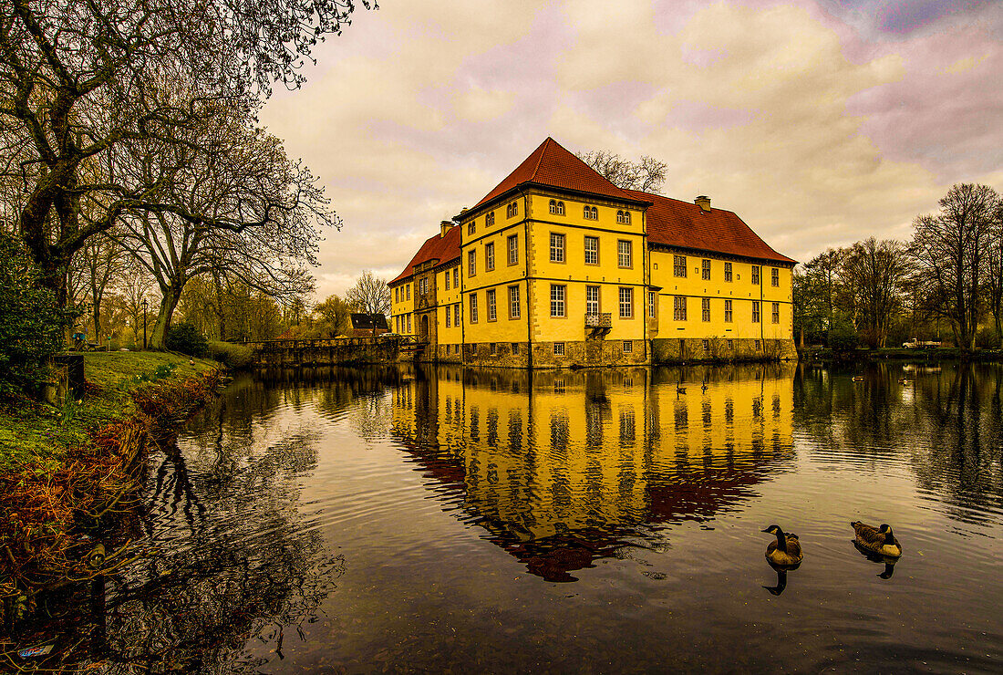 Schloss Strünkede in Herne an einem Frühlingsmorgen, Ruhrgebiet, Nordrhein-Westfalen, Deutschland