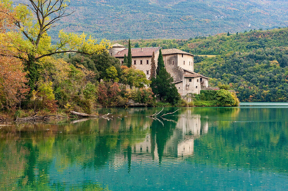 Toblinosee mit Schloss im Herbst, kleiner Alpensee in der Provinz Trient (Trentino-Südtirol), Biotop, Italien