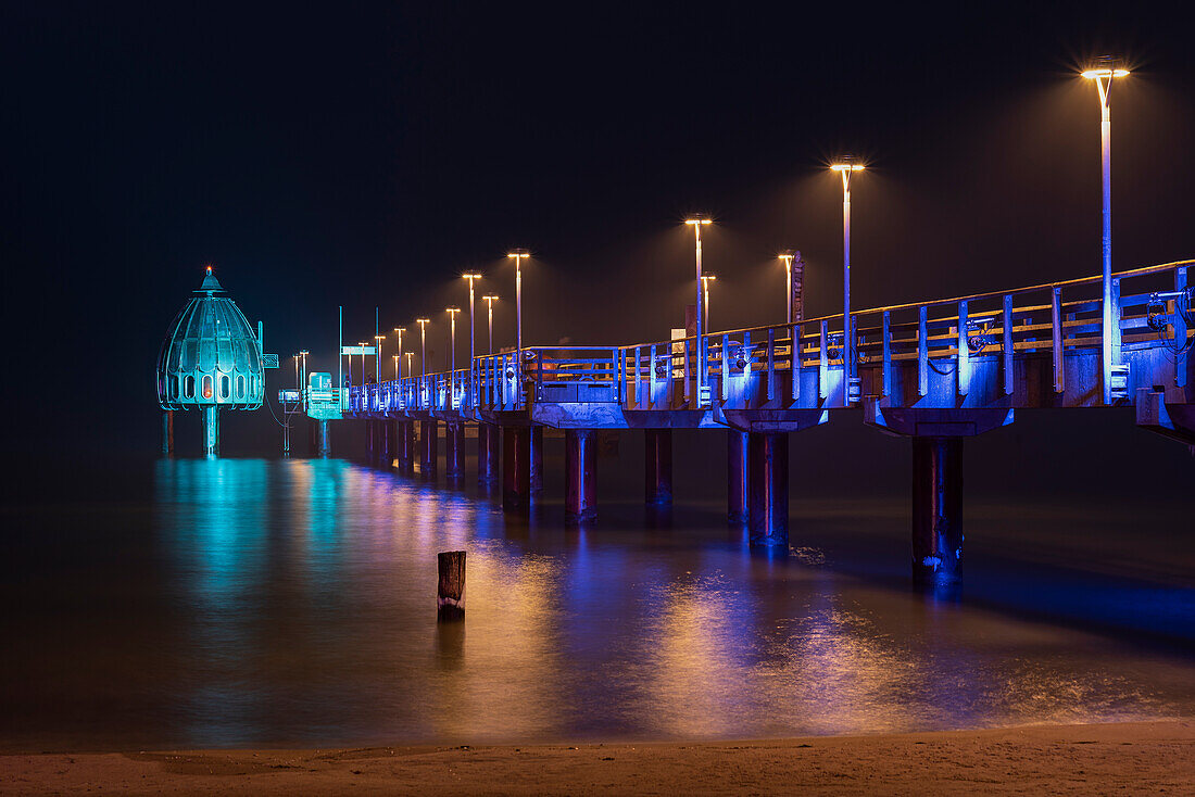 Pier, diving gondola, Zingst, Mecklenburg-West Pomerania, Germany