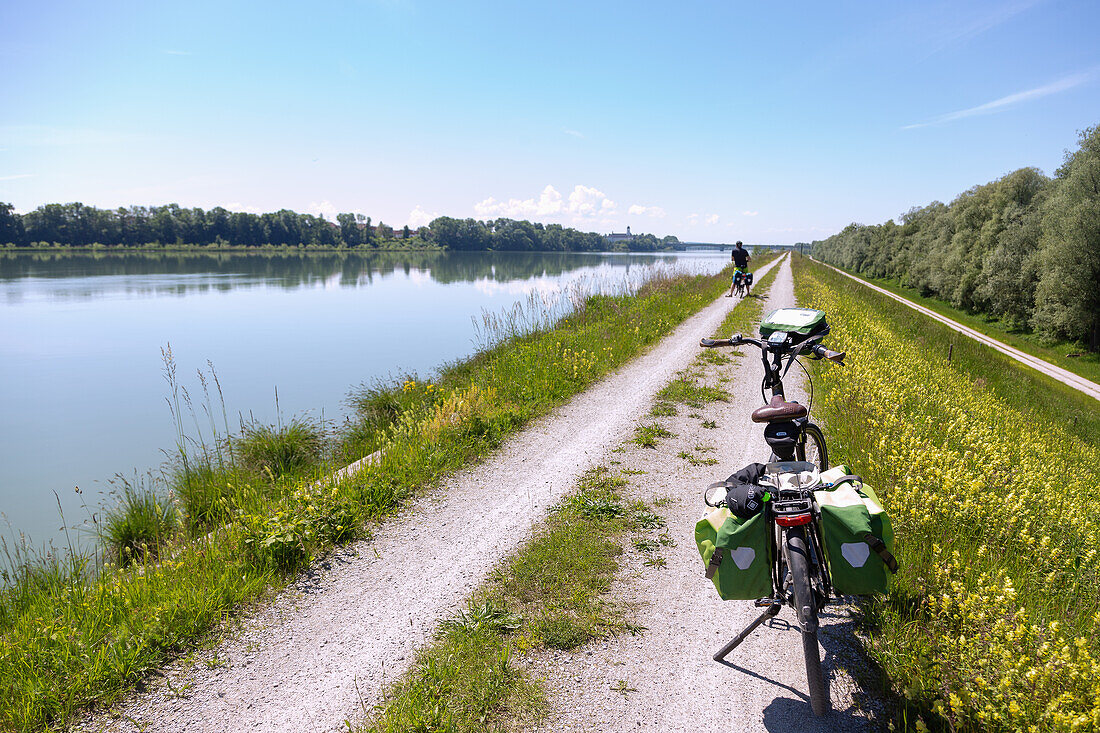 Innradweg mit Blick auf Stift Suben, Oberösterreich, Österreich