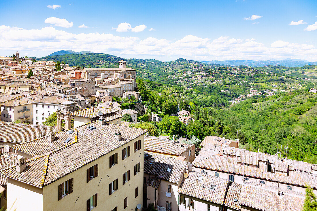 Perugia; Ausblick von Via delle Prome und Porta Sole auf Monastero Santa Caterina und Hügellandschaft, Umbrien, Italien