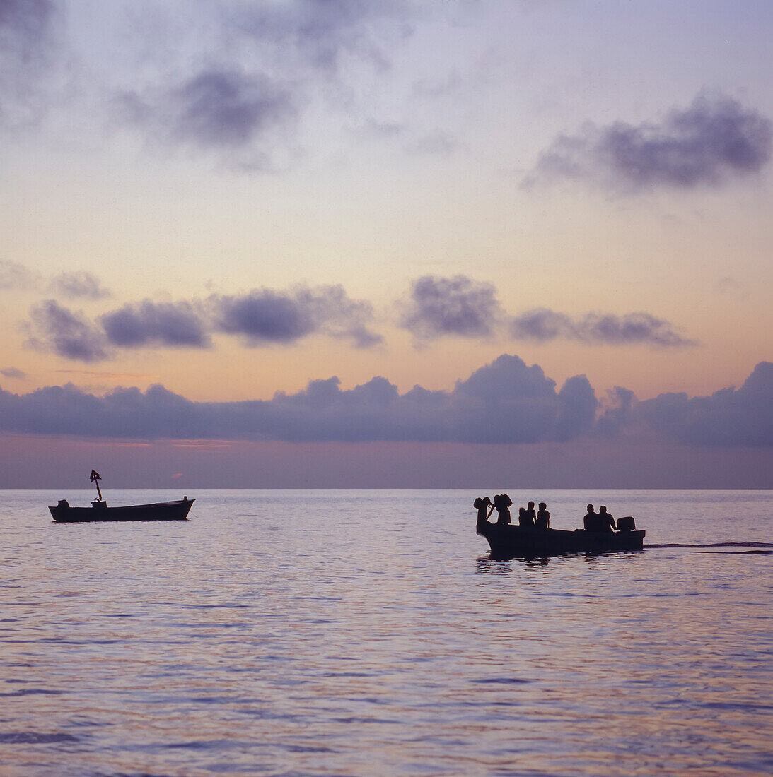Tropical Bay bei Sonnenuntergang mit kleinen Booten auf dem Wasser