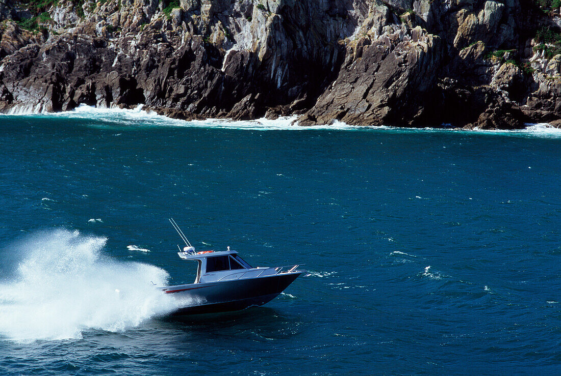 Schnellboot auf ruhigem Wasser in Mercury Bay