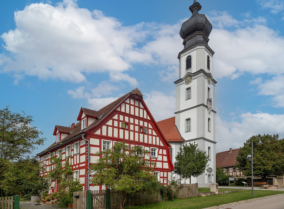 Binzwangen, Fachwerkhaus, Kirche St. Sebastian, Cornelius und Cyprian, Bayern, Deutschland
