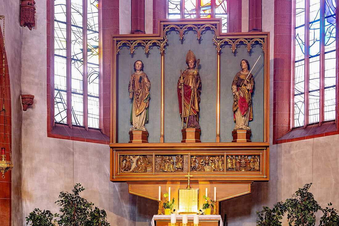 Hassfurt; Pfarrkirche St. Kilian, Kolonat und Totnan, Hochaltar, Bayern, Deutschland
