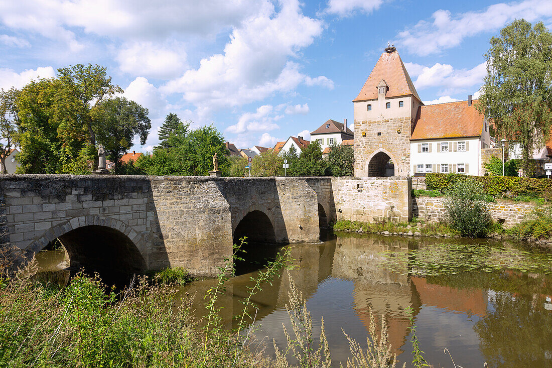 Herrieden; Stadtmauer mit Storchenturm, Steinerne Altmühlbrücke, Bayern, Deutschland