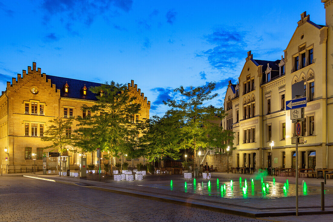 Coburg; Albertsplatz, Lutherschule; Brunnen, Lichtinstallation, Abendstimmung, Bayern, Deutschland