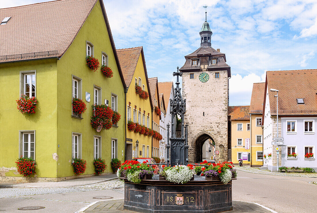 Leutershausen, Marktplatz, Röhrenbrunnen, Oberes Tor, Bayern, Deutschland