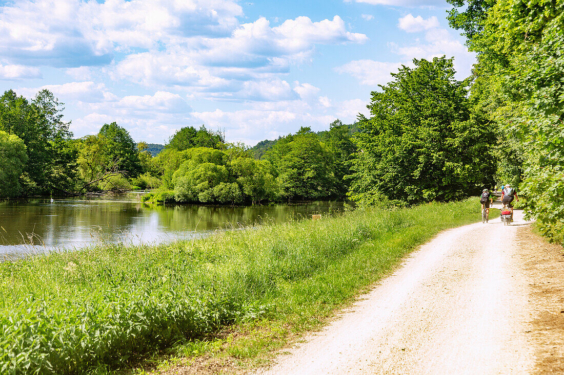 Naab, Naabtal, Fünfflüsseradweg bei Krachenhausen, Radfahrer, Bayern, Deutschland