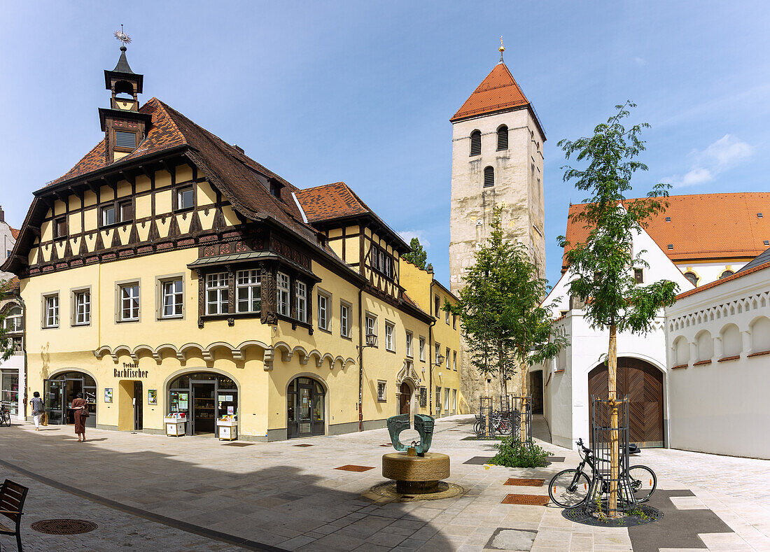 Regensburg; Schwarze Bärenstraße, Teehaus Bachfischer, Alte Dechantei der Alten Kapelle, Campanile der Stiftskirche Unserer Lieben Frau zur Alten Kapelle, Bayern, Deutschland